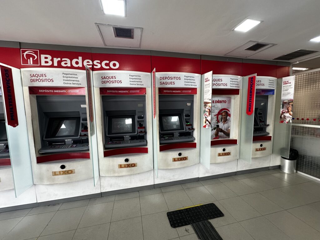 Clientes do Bradesco em Canindé enfrentam dificuldades para realizar depósitos em caixas eletrônicos